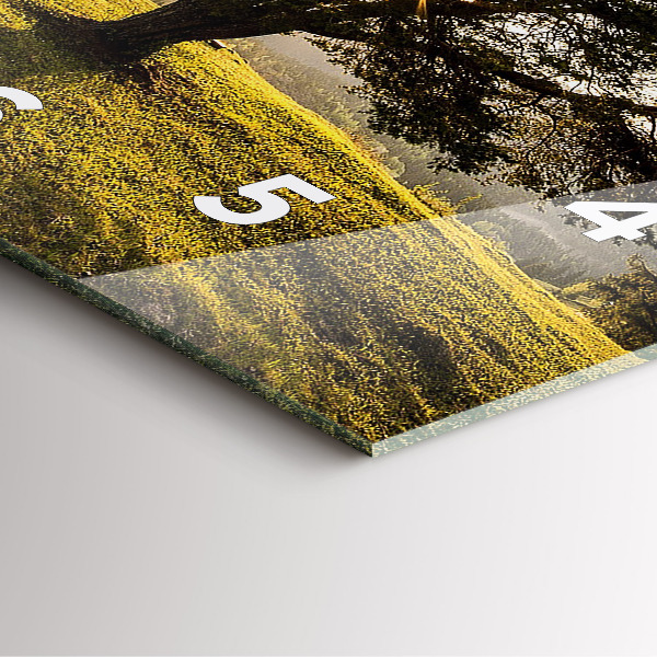 Orologio quadrato Un albero su una collina