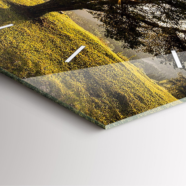 Orologio quadrato Un albero su una collina