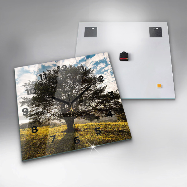 Orologio quadrato Un albero su una collina