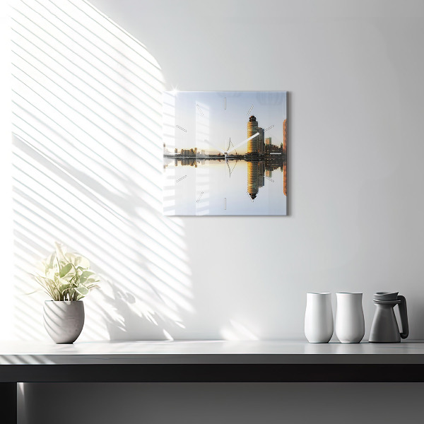 Orologio quadrato Una città sul fiume