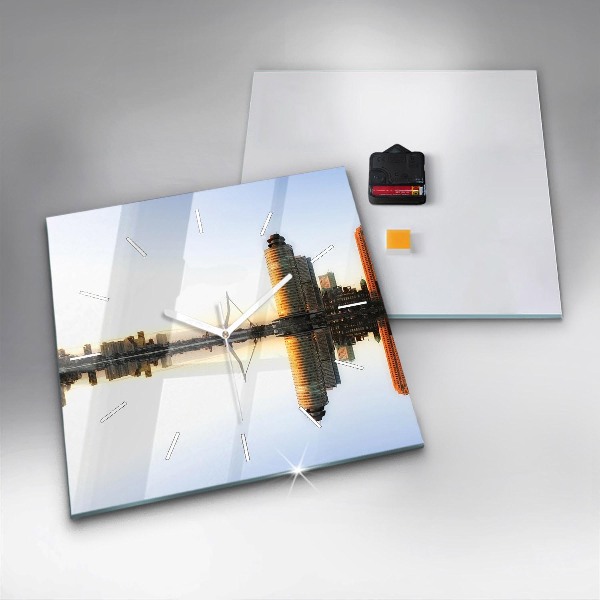 Orologio quadrato Una città sul fiume