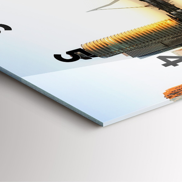 Orologio quadrato Una città sul fiume