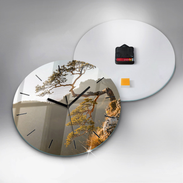 Orologio rotondo Un albero in montagna