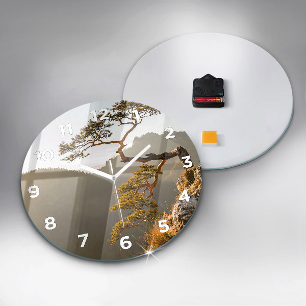 Orologio rotondo Un albero in montagna