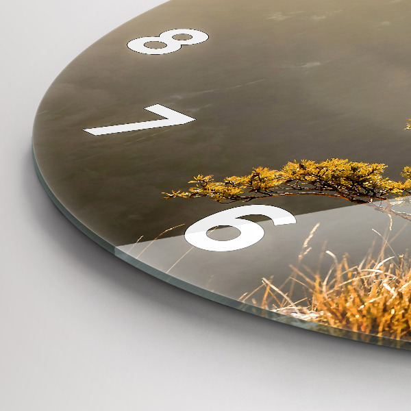 Orologio rotondo Un albero in montagna