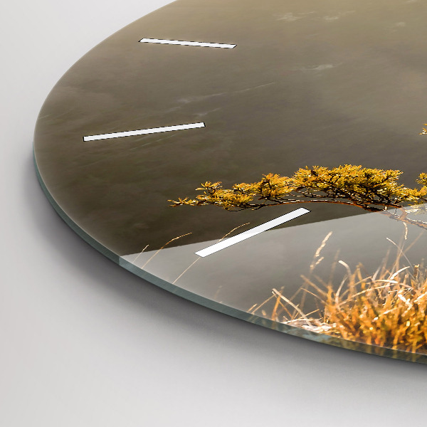 Orologio rotondo Un albero in montagna