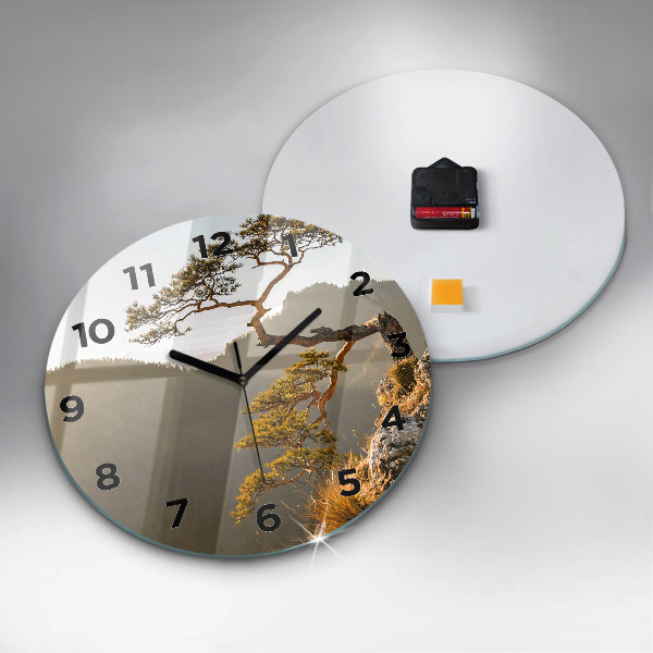 Orologio rotondo Un albero in montagna