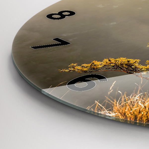 Orologio rotondo Un albero in montagna