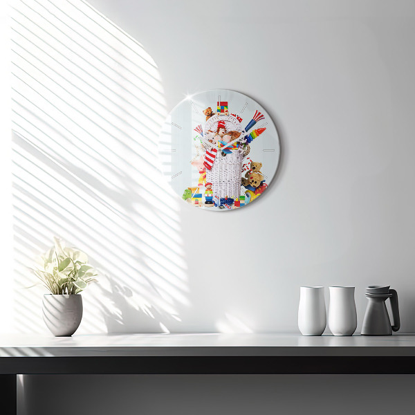 Orologio rotondo in vetro Cesto di vimini con giocattoli