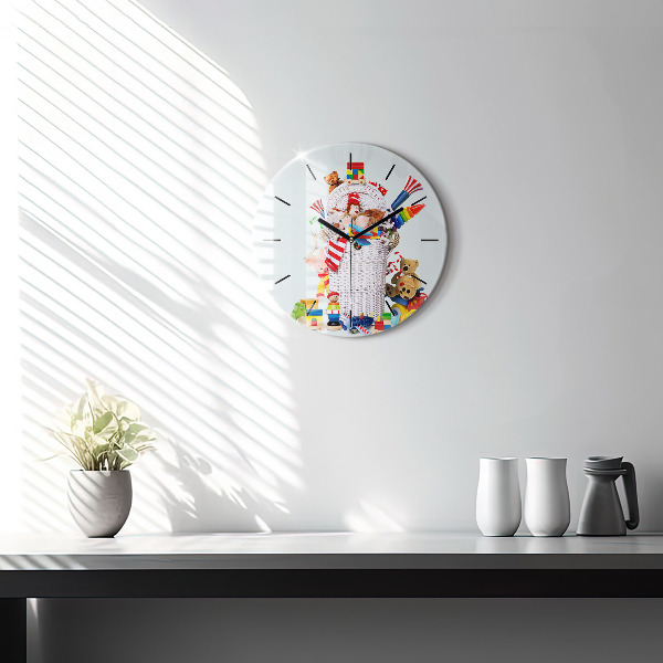 Orologio rotondo in vetro Cesto di vimini con giocattoli