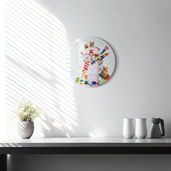 Orologio rotondo in vetro Cesto di vimini con giocattoli