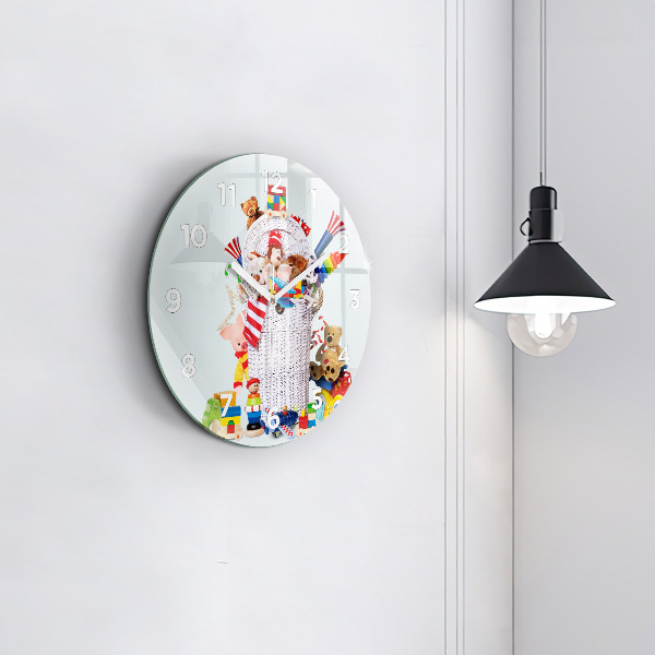 Orologio rotondo in vetro Cesto di vimini con giocattoli