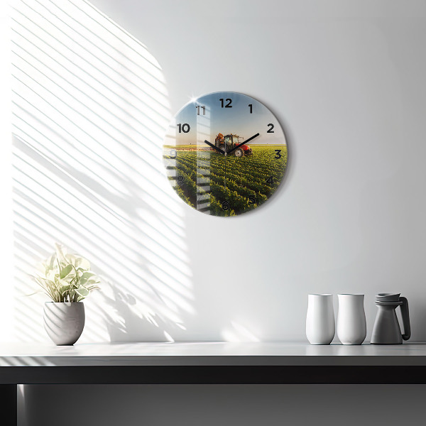 Orologio rotondo in vetro Trattore in un campo agricolo