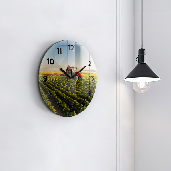 Orologio rotondo in vetro Trattore in un campo agricolo