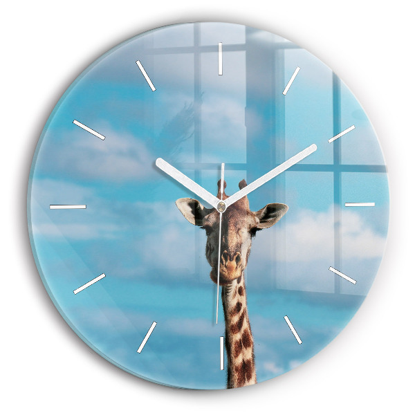 Orologio rotondo in vetro Testa di giraffa contro il cielo
