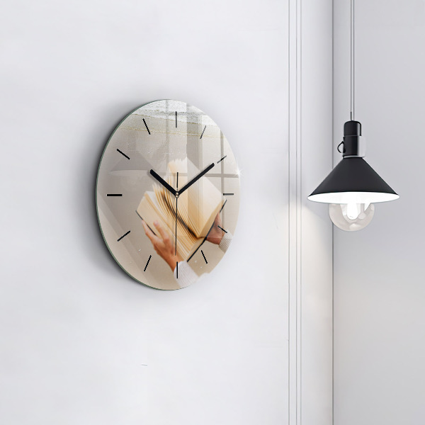 Orologio rotondo in vetro Un momento con un libro