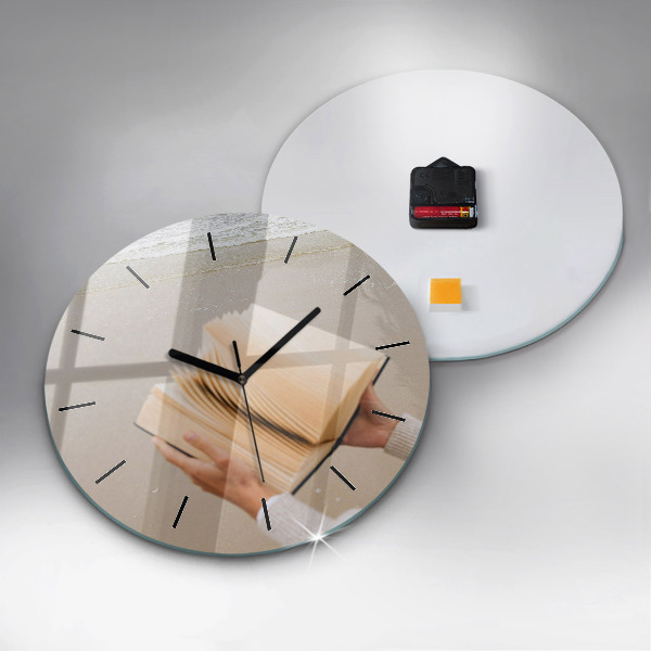 Orologio rotondo in vetro Un momento con un libro