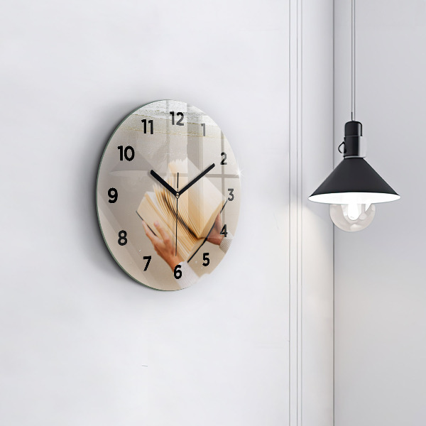 Orologio rotondo in vetro Un momento con un libro