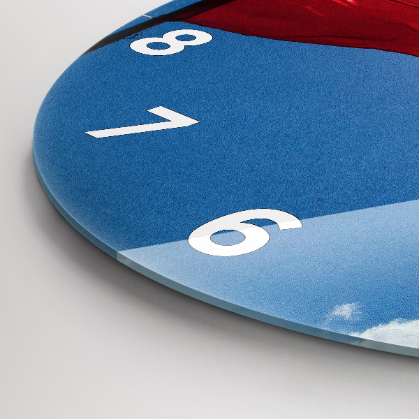 Orologio rotondo in vetro La bandiera polacca contro il cielo