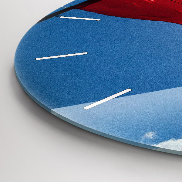 Orologio rotondo in vetro La bandiera polacca contro il cielo