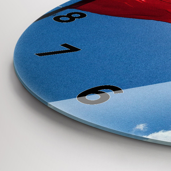 Orologio rotondo in vetro La bandiera polacca contro il cielo