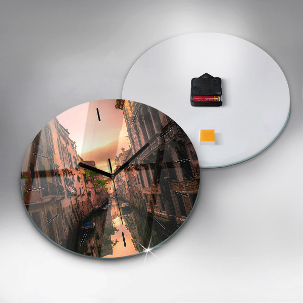 Orologio rotondo in vetro Vista del canale in città
