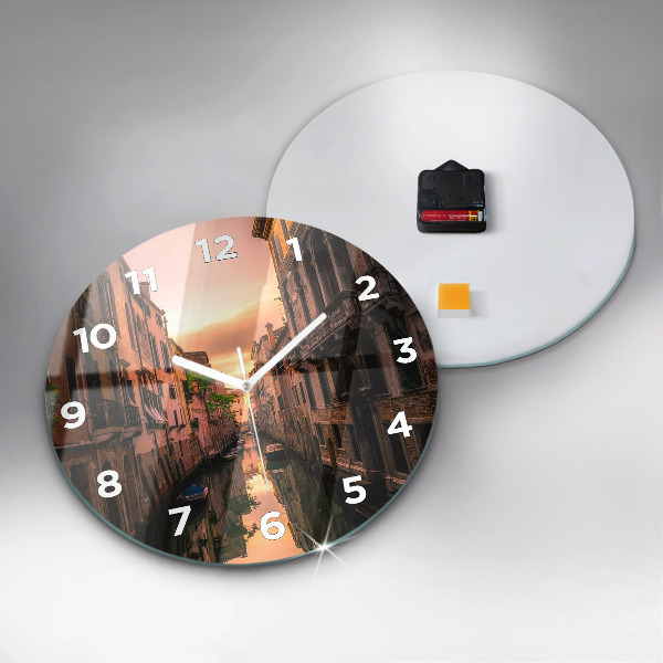 Orologio rotondo in vetro Vista del canale in città
