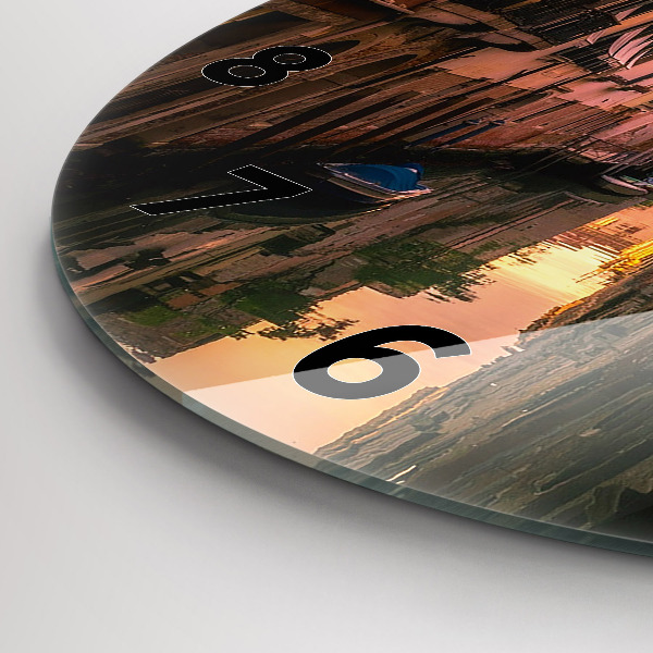 Orologio rotondo in vetro Vista del canale in città