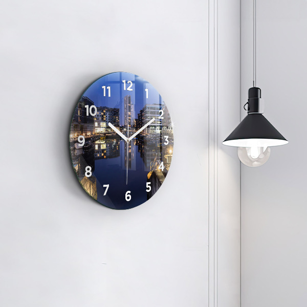 Orologio rotondo La città illuminata di notte