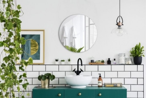 Quale specchio per un bagno bianco?